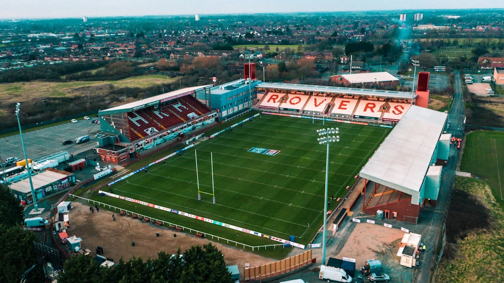 Una vista aérea de un estadio con un campo de fútbol