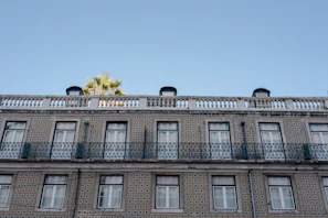 Completed building exterior showing fresh paint and replaced pastilhas tiles