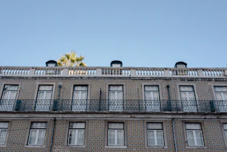 Completed building exterior showing fresh paint and replaced pastilhas tiles