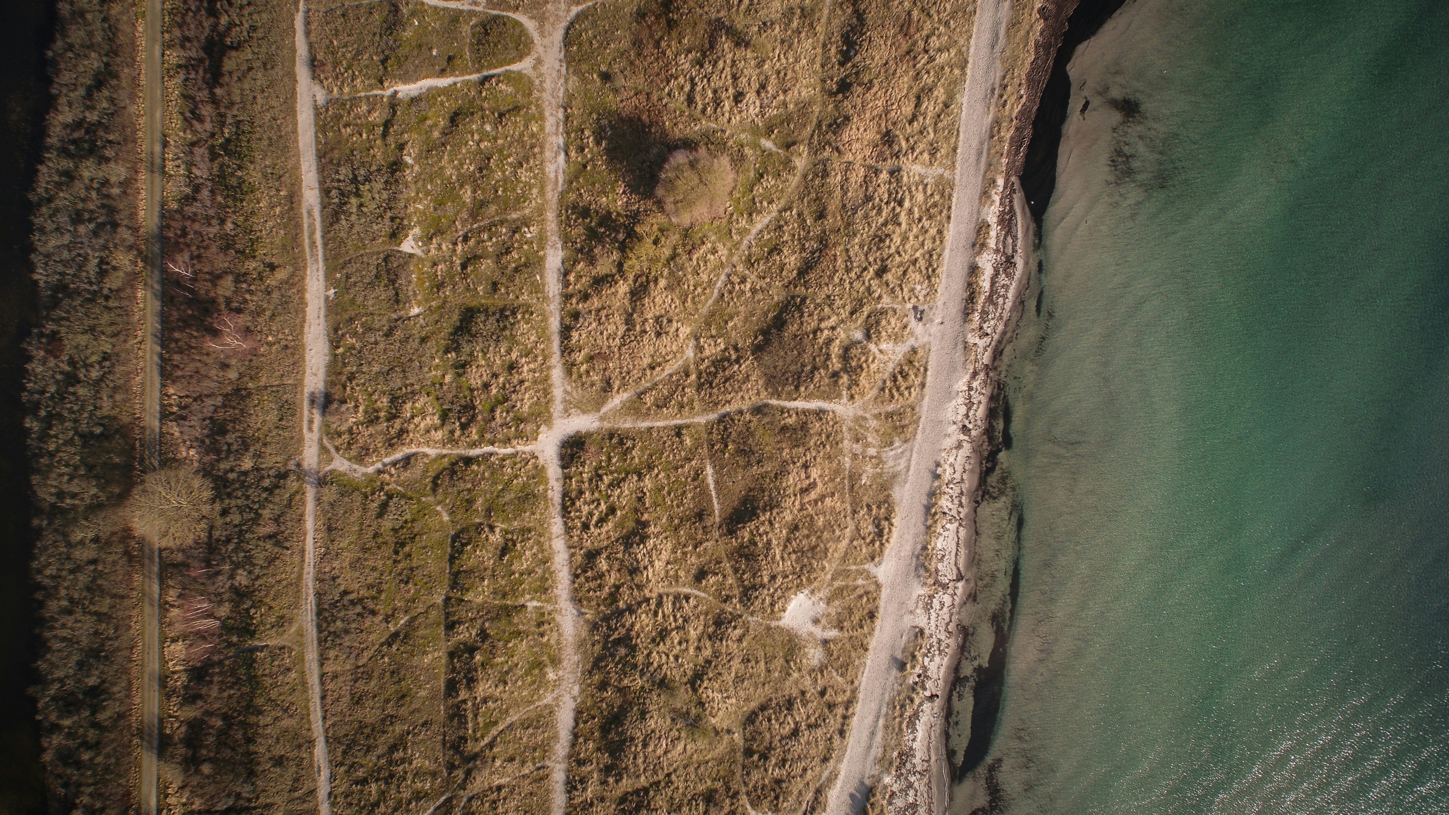 uma cachoeira com árvores no fundo