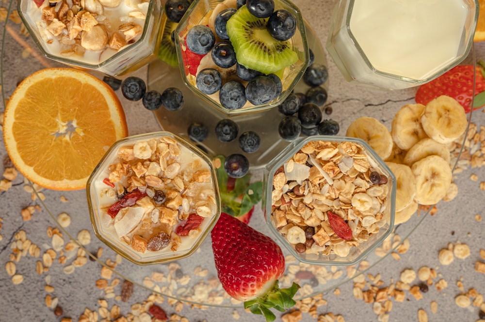 una mesa cubierta con cuencos de fruta y yogur