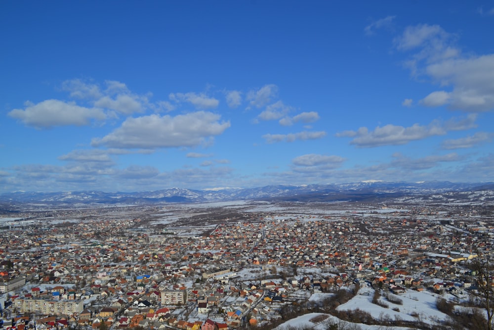 Una vista di una città con le montagne sullo sfondo