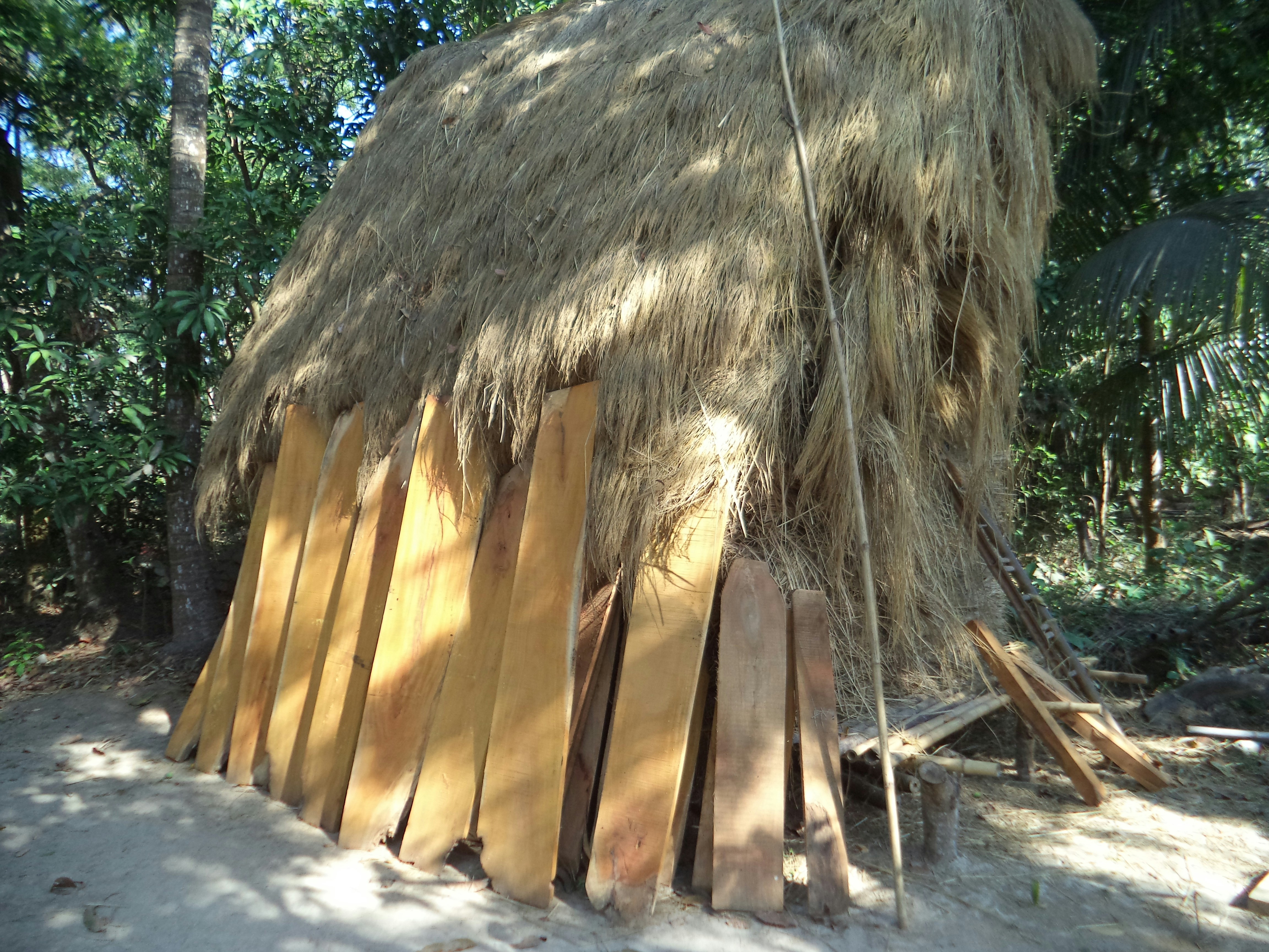 a hut made out of wood and grass