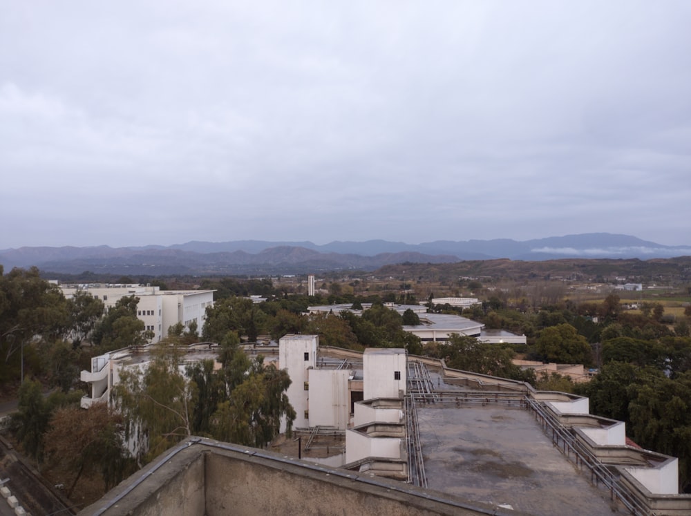 Una vista de una ciudad con montañas en la distancia