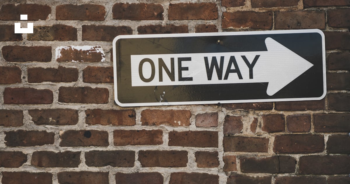 A one way sign on a brick wall photo – Free Savannah Image on Unsplash