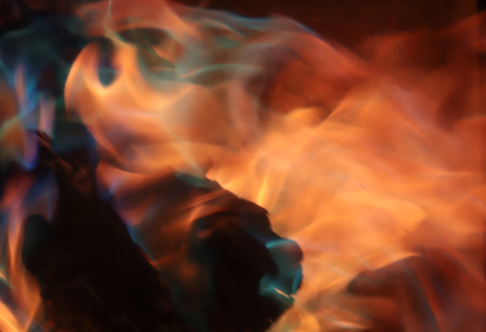 Una foto borrosa de un incendio con llamas naranjas y azules