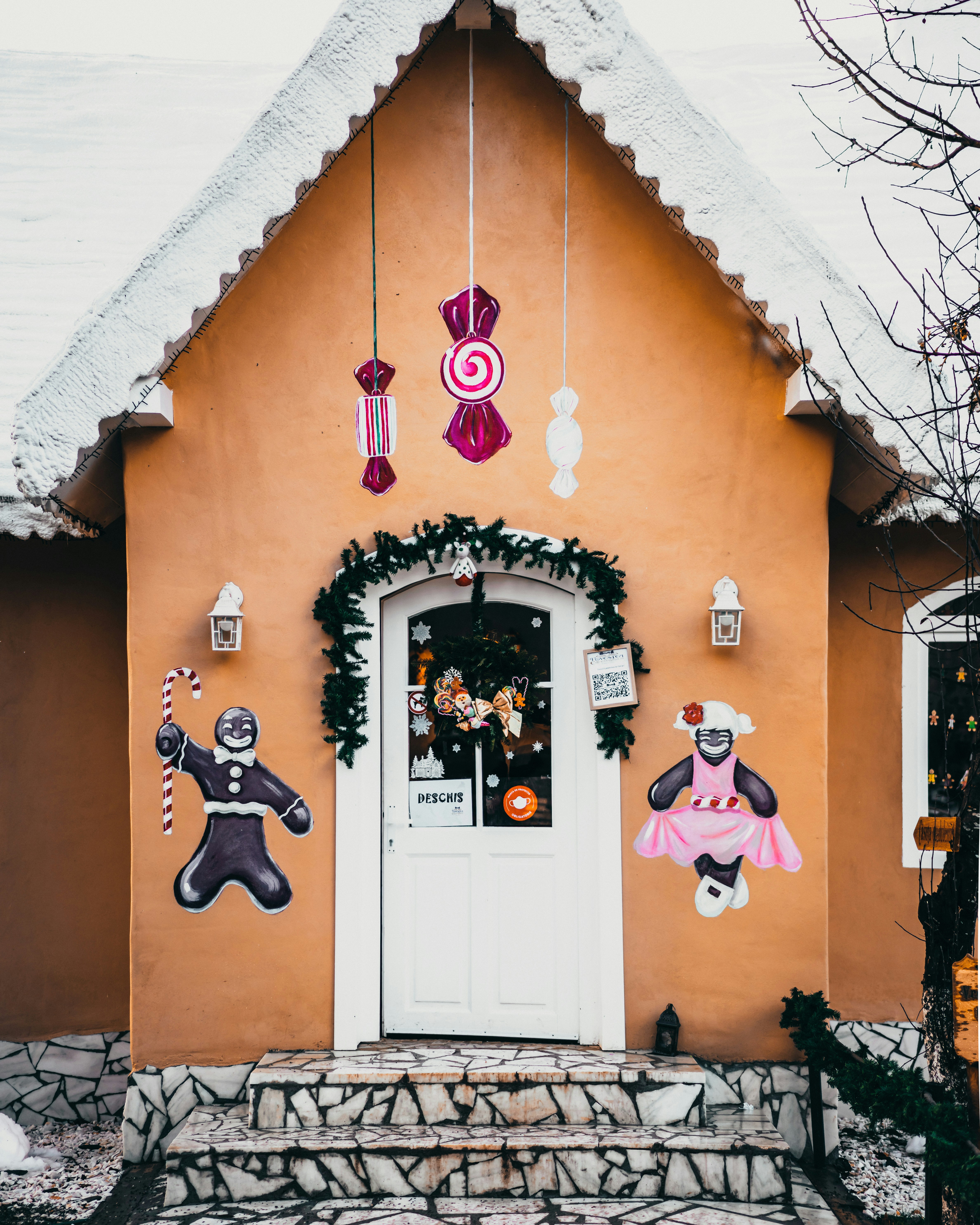 a house decorated with christmas decorations and decorations
