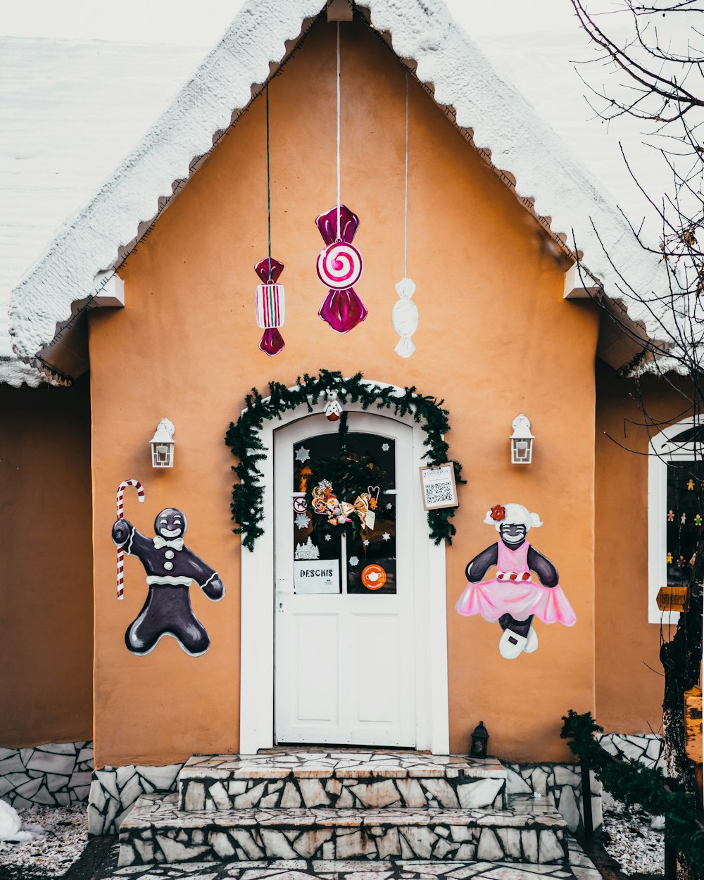 a house decorated with christmas decorations and decorations