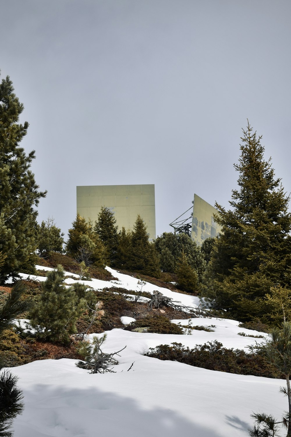 um edifício no topo de uma colina coberta de neve
