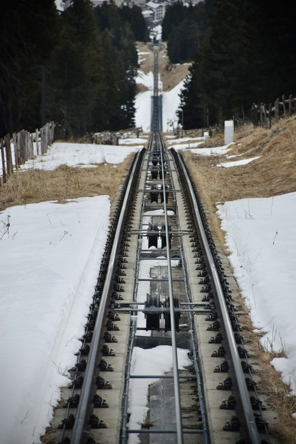 uma pista de trem no meio de um campo nevado