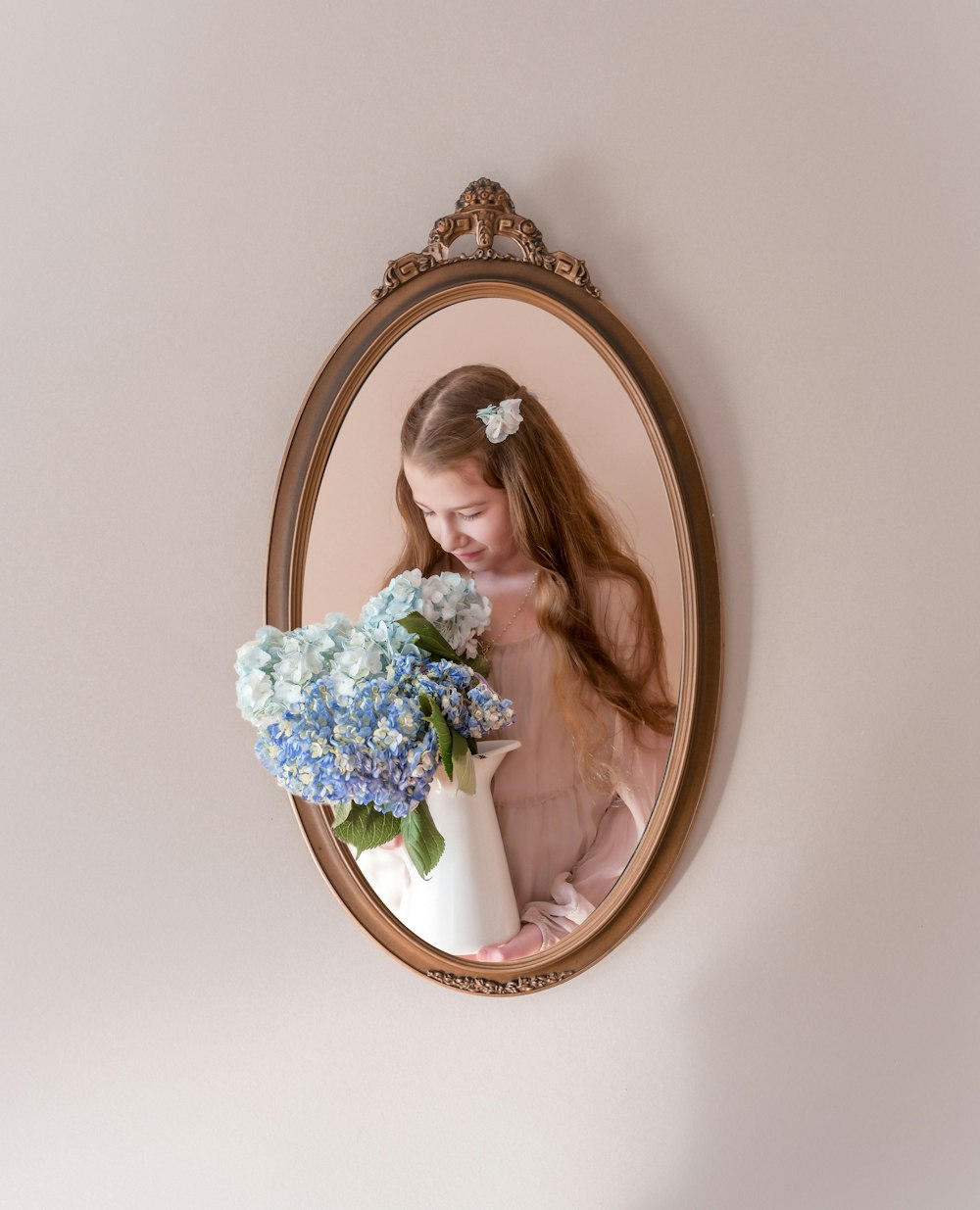 Une femme tenant un bouquet de fleurs devant un miroir