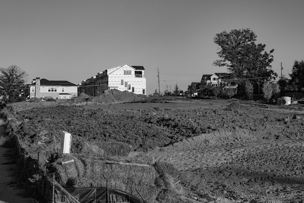 uma foto em preto e branco de uma casa em uma colina