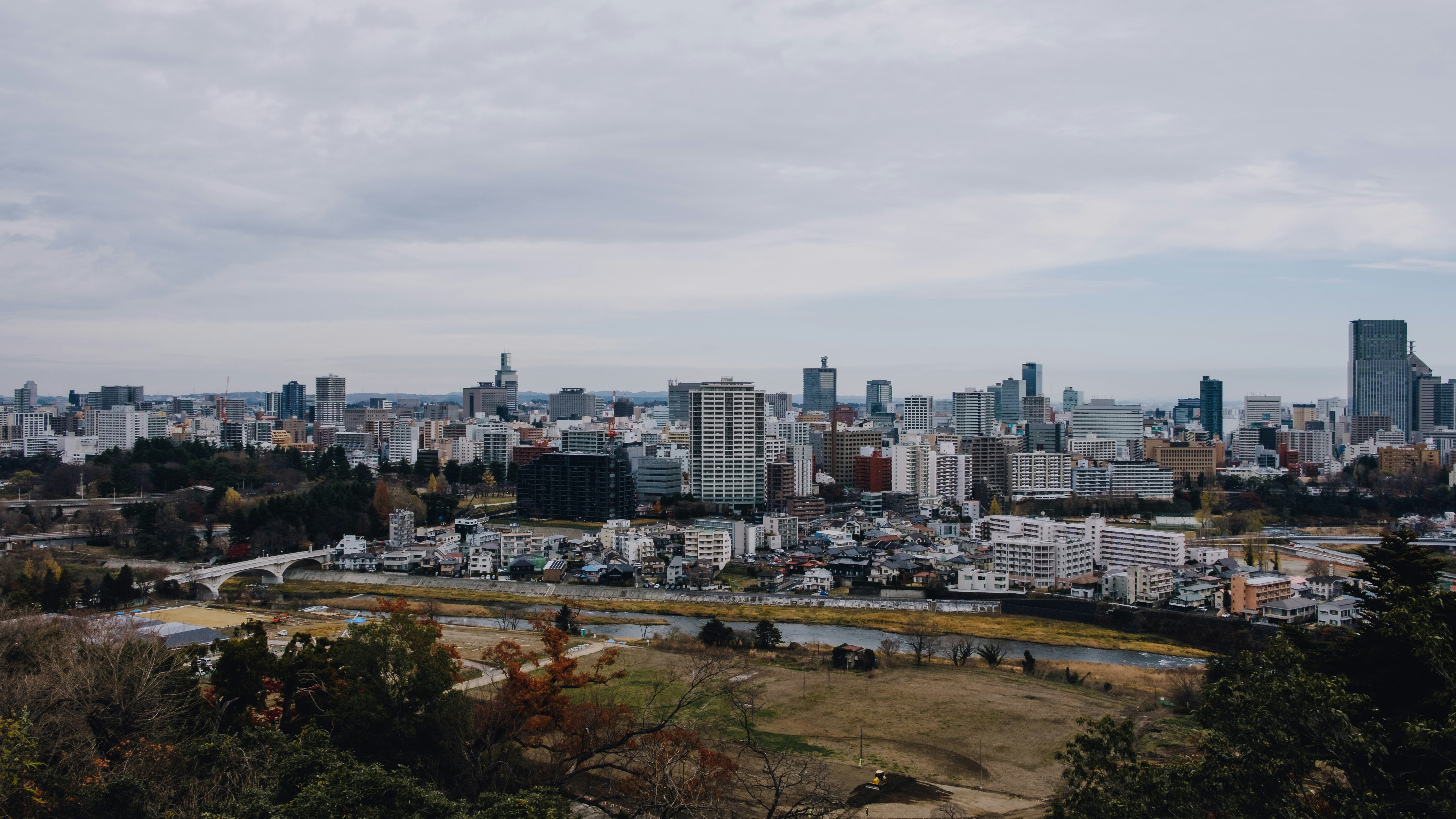 日本的環境除了天氣以外，大部分都跟台灣蠻類似。不過日本社會重視上下關係，而且人與人之間的連結，比較不像台灣那麼緊密，稍微比較有距離感一點。