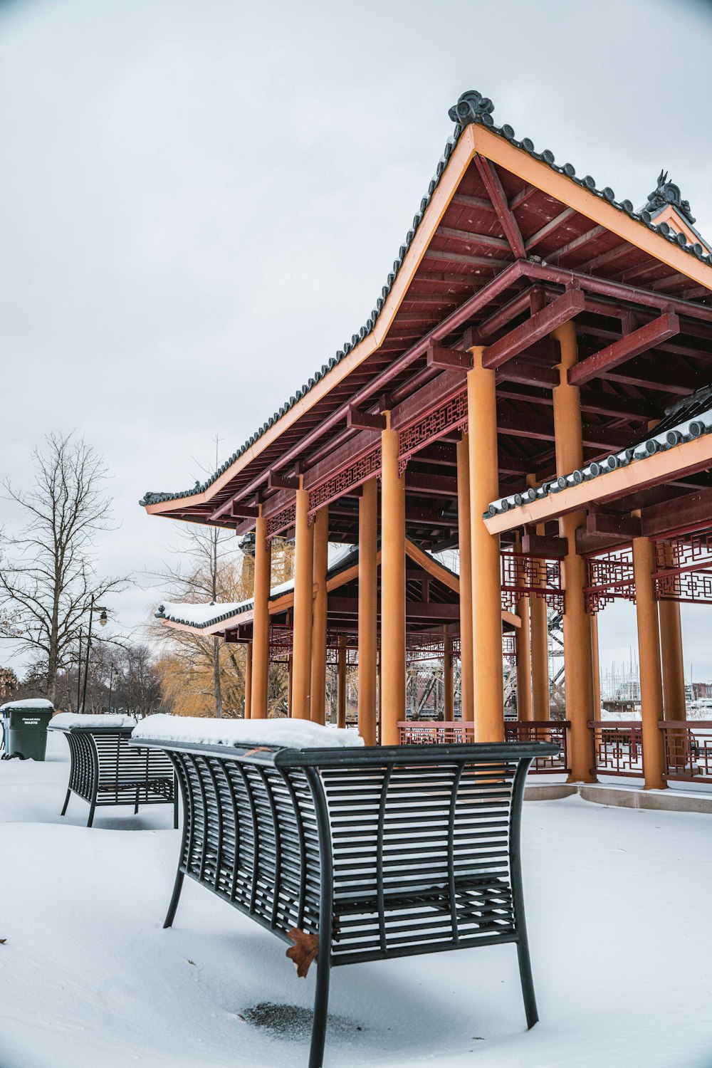 un banc assis devant un bâtiment enneigé