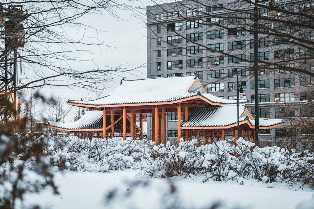 un bâtiment avec un toit recouvert de neige