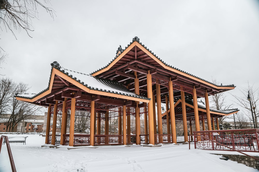 une structure en bois au milieu d’un champ enneigé