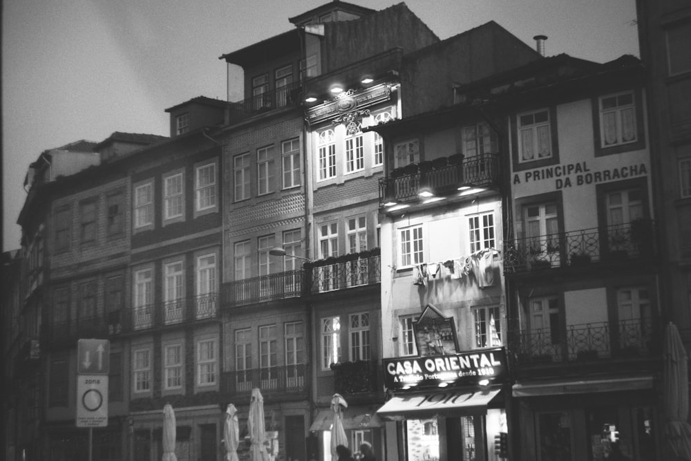 a black and white photo of a building in a city