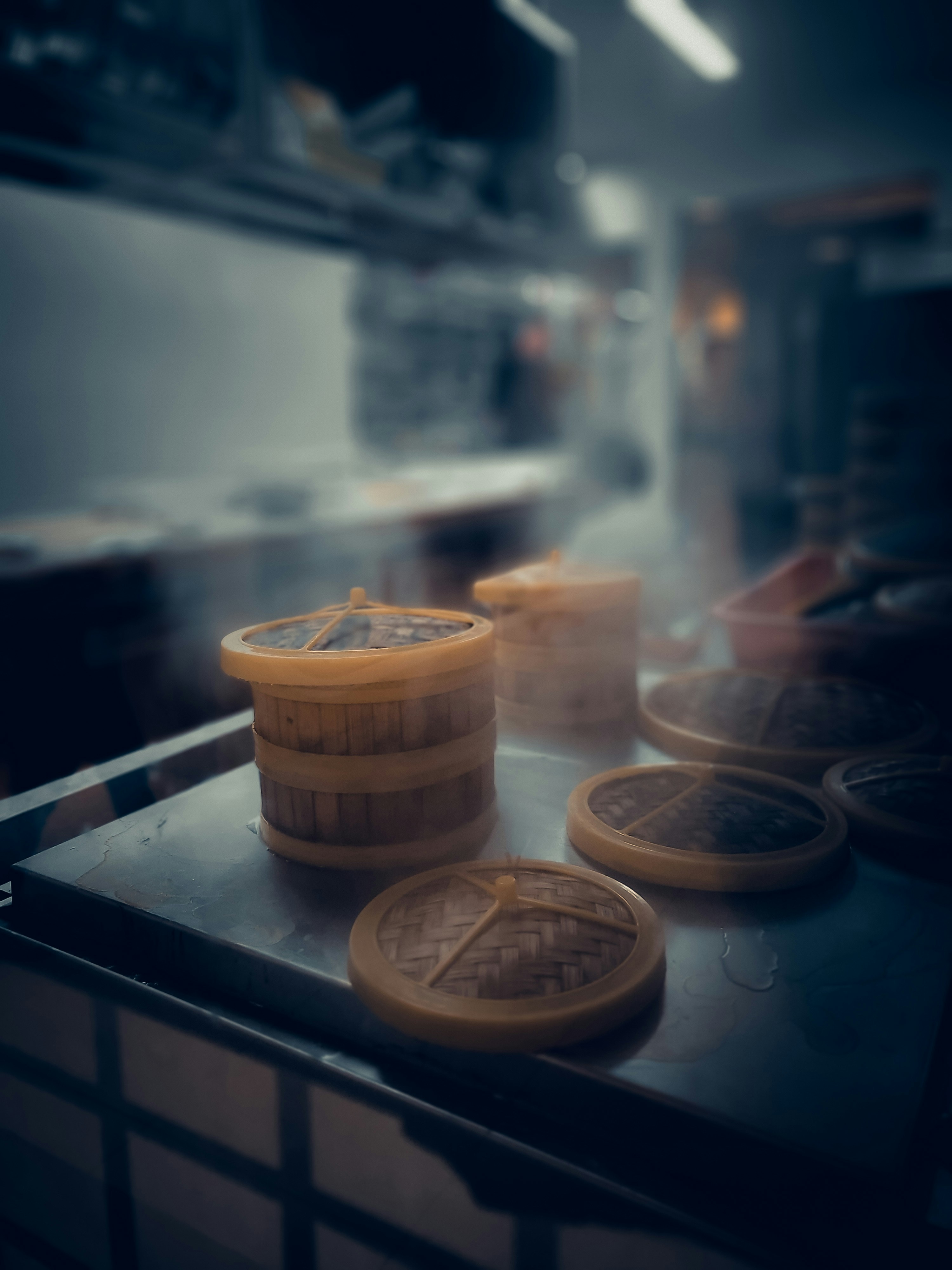 une cuisine avec beaucoup de nourriture sur le comptoir