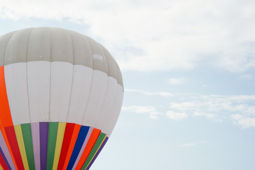 Foto Un globo aerostático multicolor volando en el cielo – Imagen Gris  gratis en Unsplash