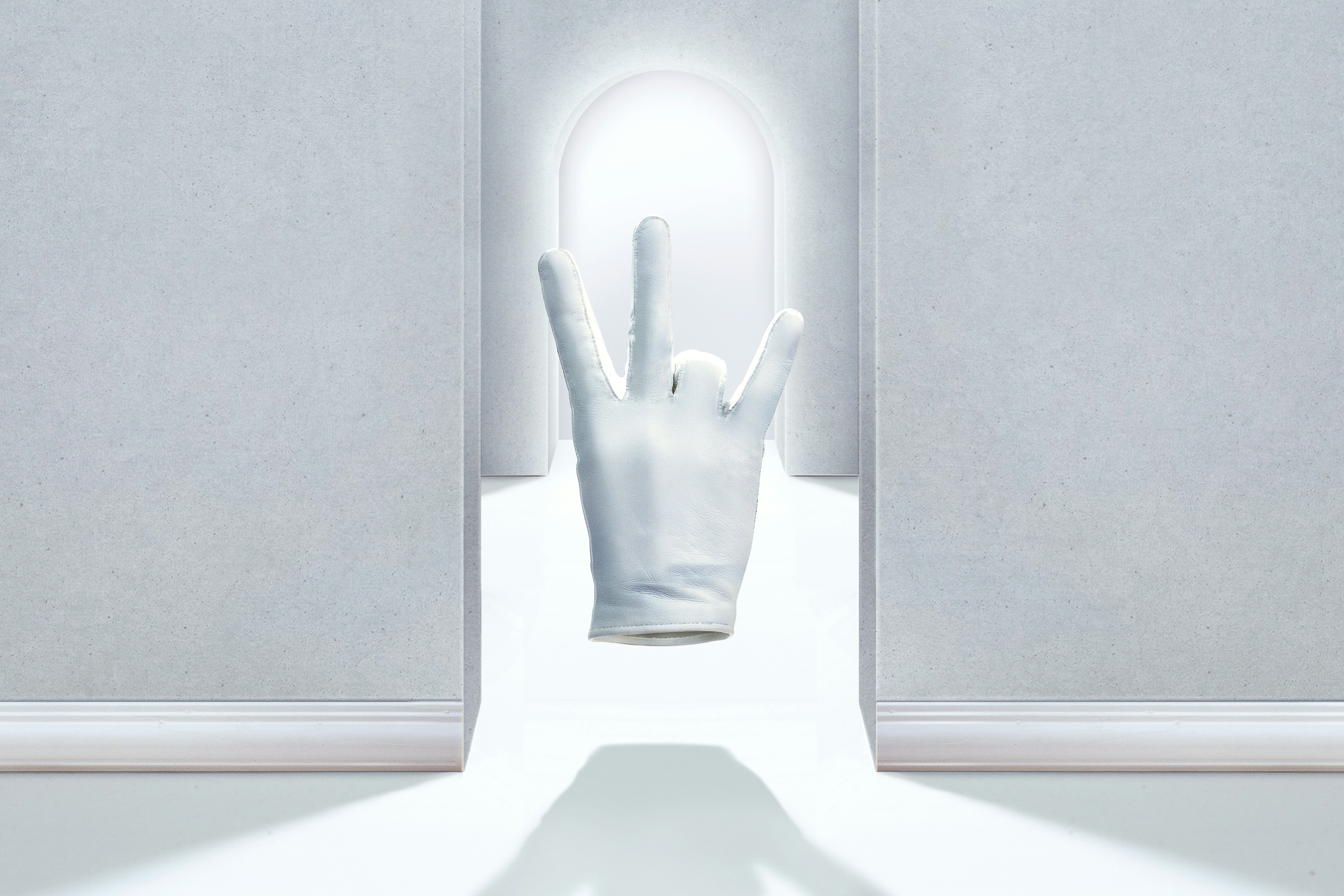 La mano di una persona che si allunga fuori da una porta