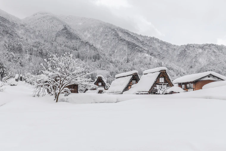 Rumah tradisional Shirakawago di tengah salju