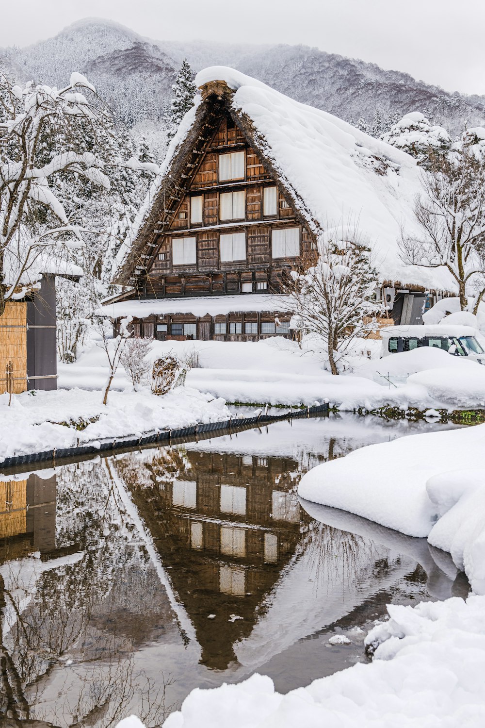 Ein Haus mit Strohdach im Schnee