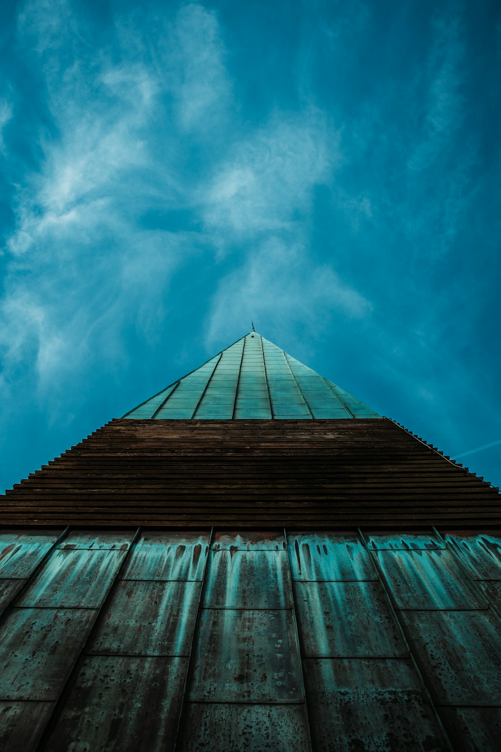 Un edificio alto con uno sfondo del cielo