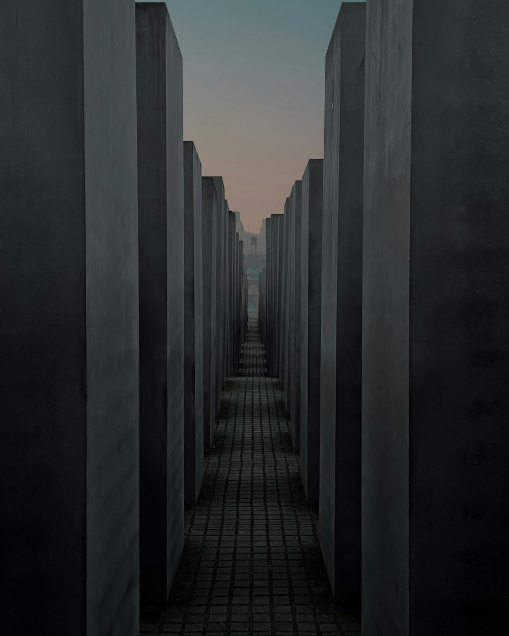 Una larga fila de pilares de hormigón con un fondo de cielo