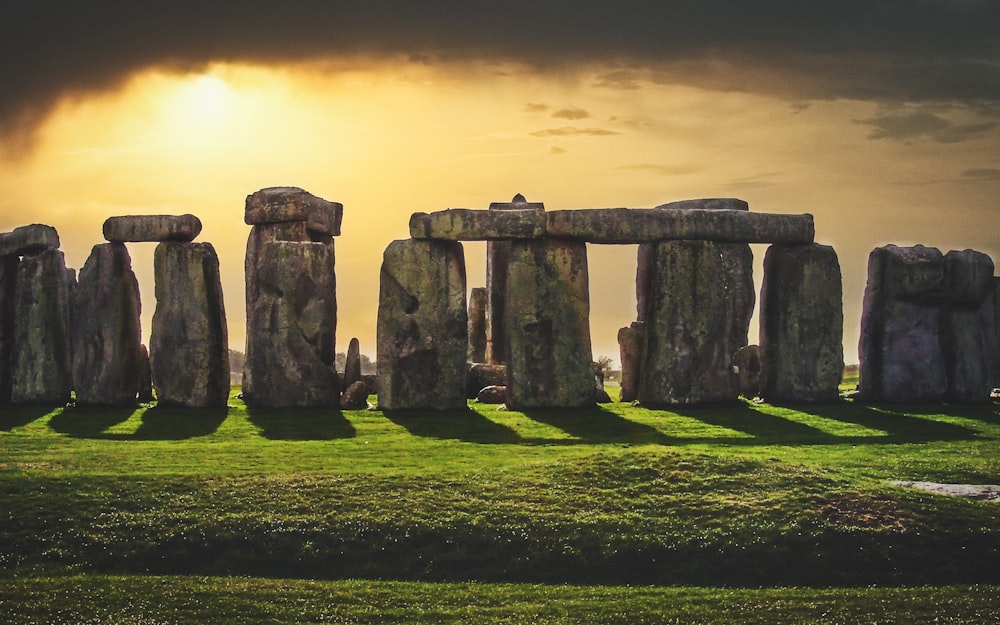 Eine Gruppe von Stonehenge steht auf einem Feld