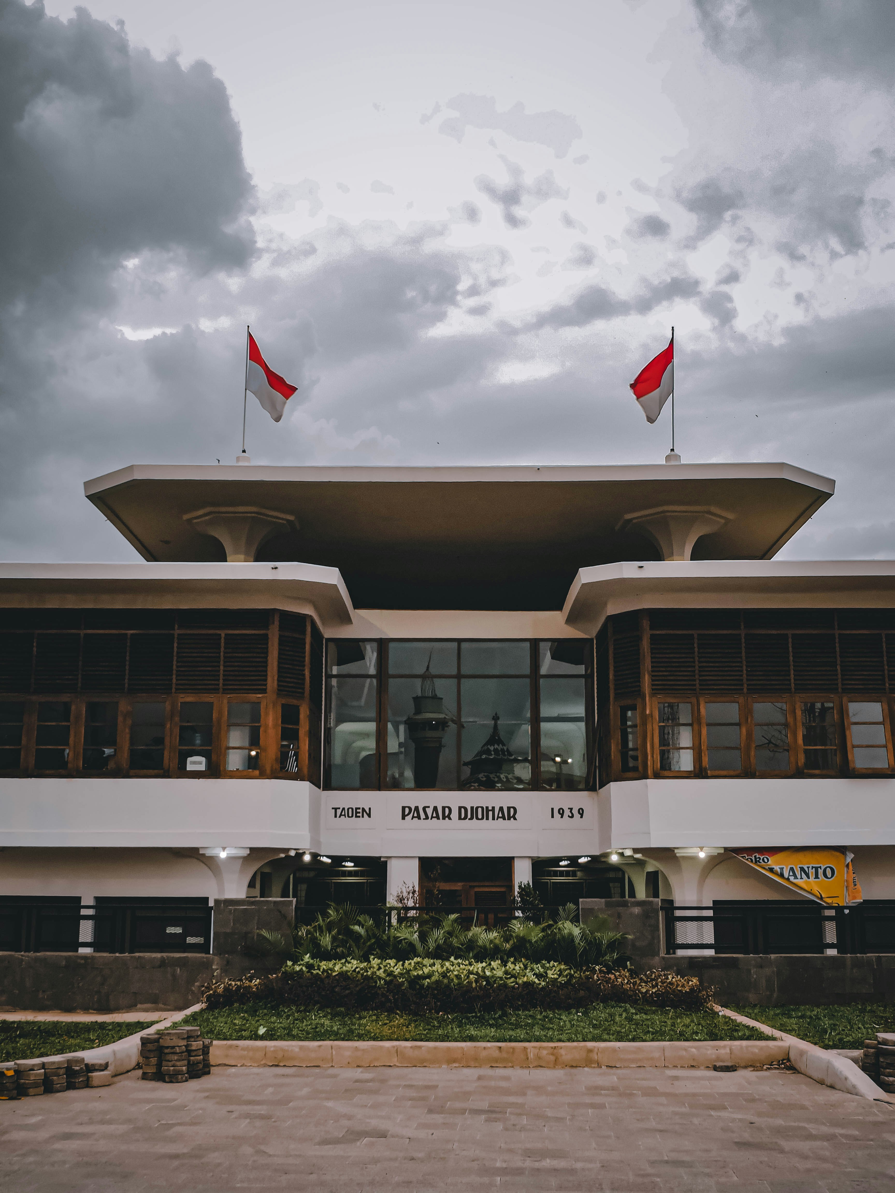 sebuah bangunan besar dengan dua bendera di atasnya