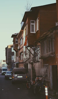 A street view of Numune Mahallesi in Iskenderun showing local homes and community life.