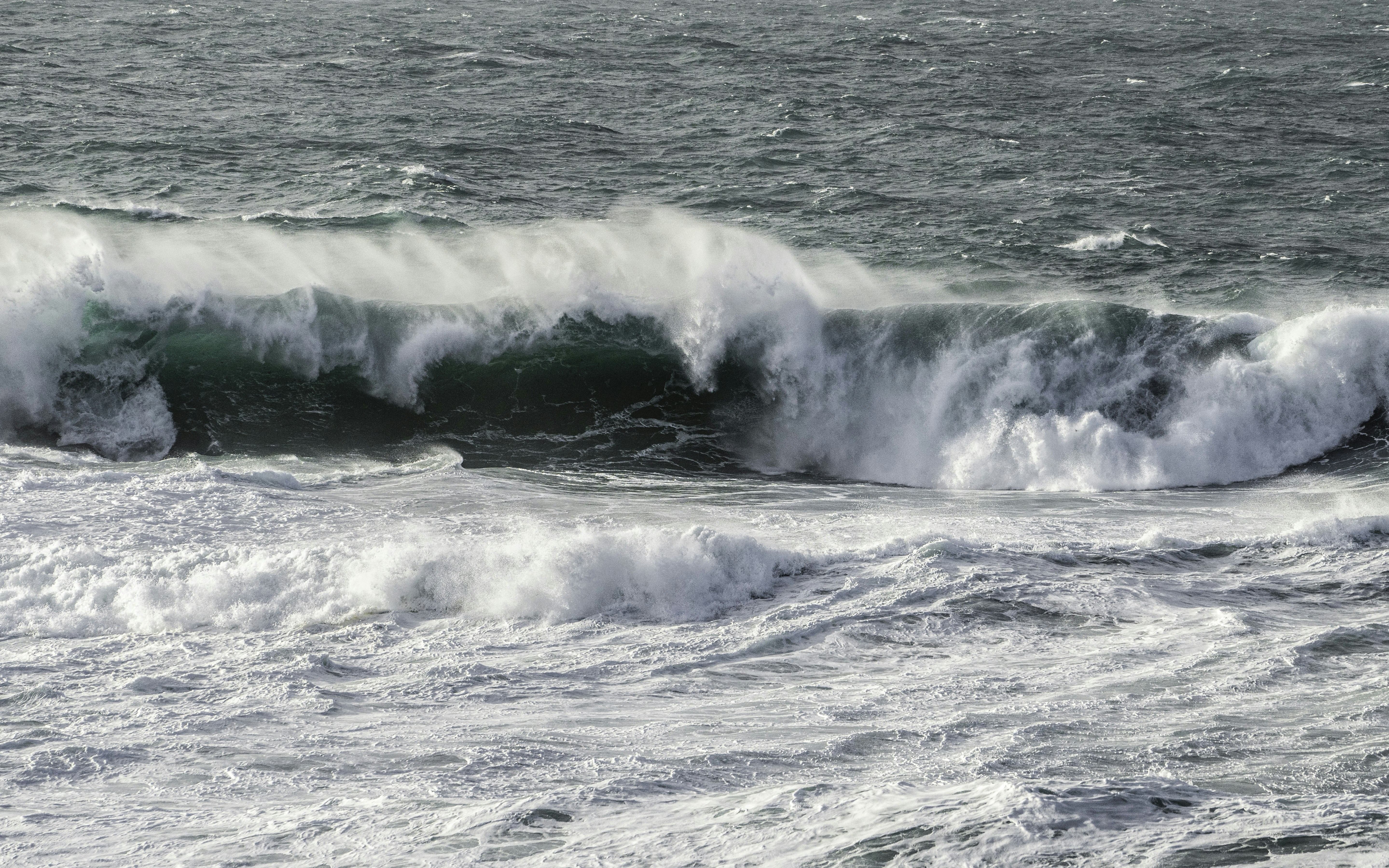 Ein Mann reitet auf einer Welle auf einem Gewässer