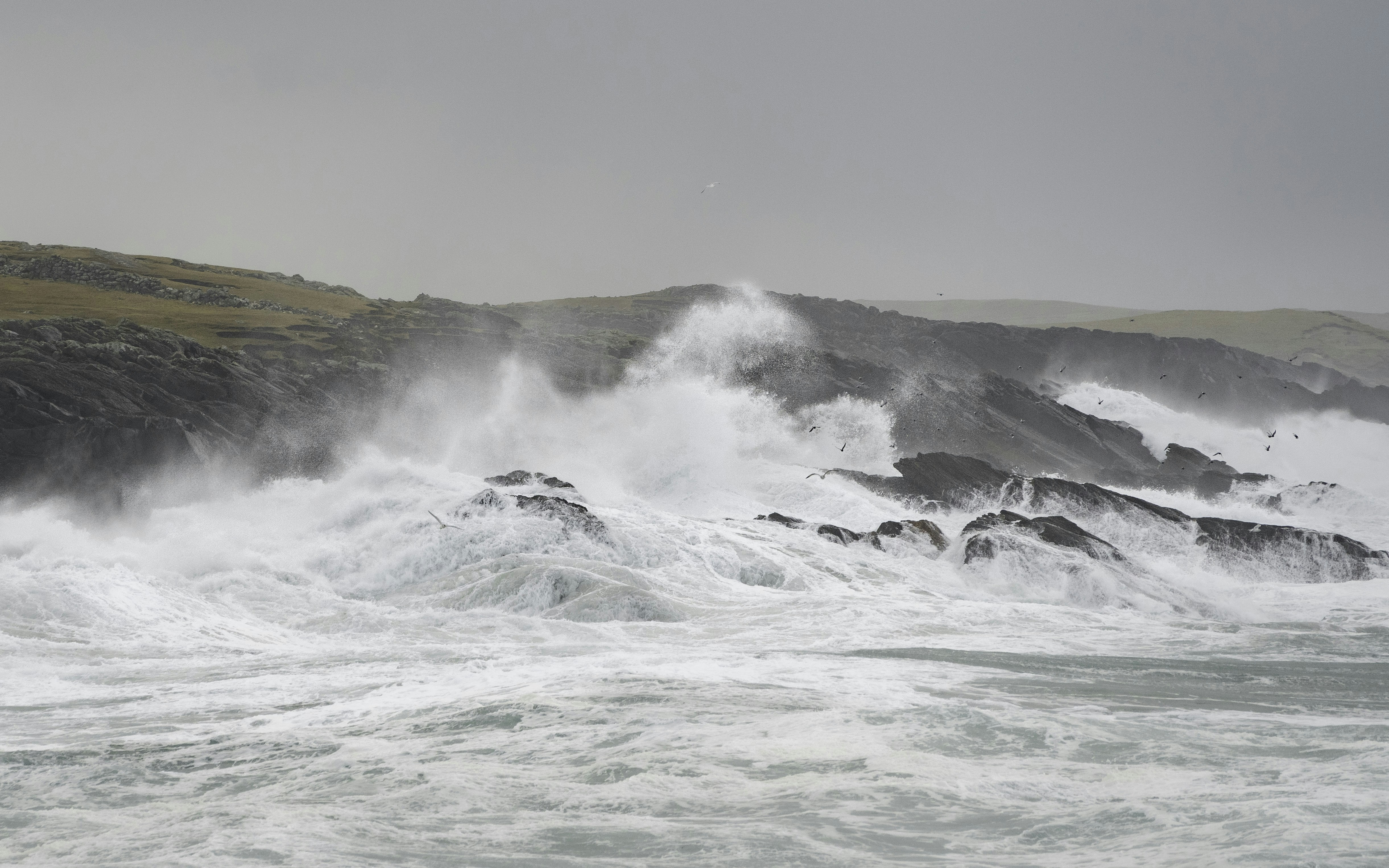 Ein Mann reitet auf einer Welle auf einem Gewässer