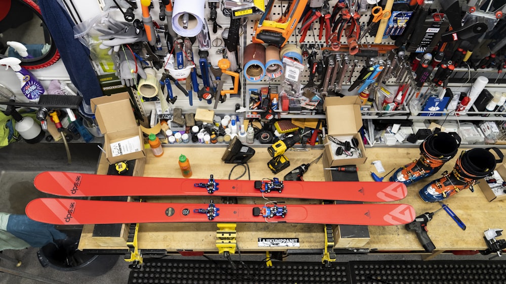 un snowboard rouge assis sur une table en bois