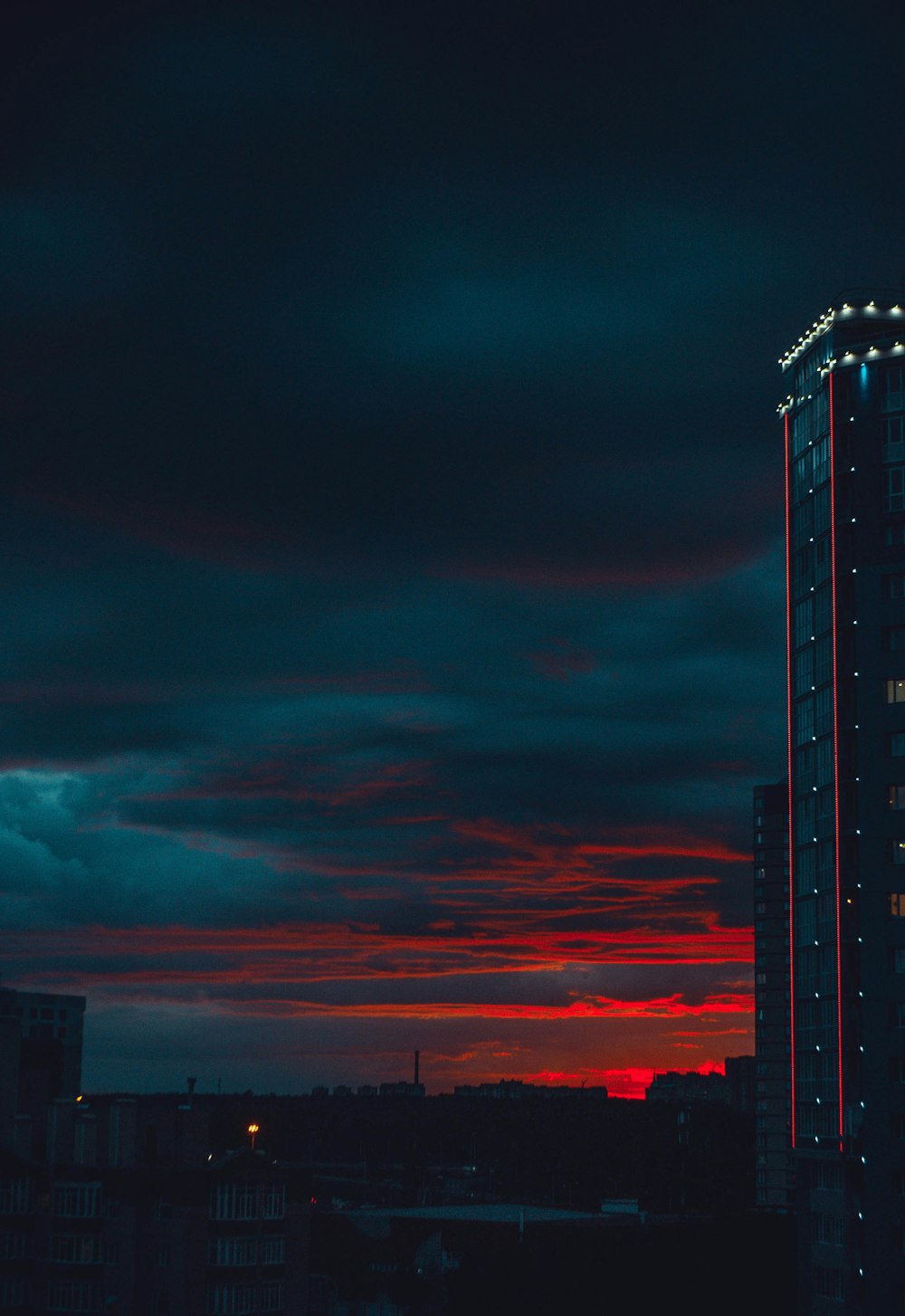 a very tall building sitting in the middle of a city