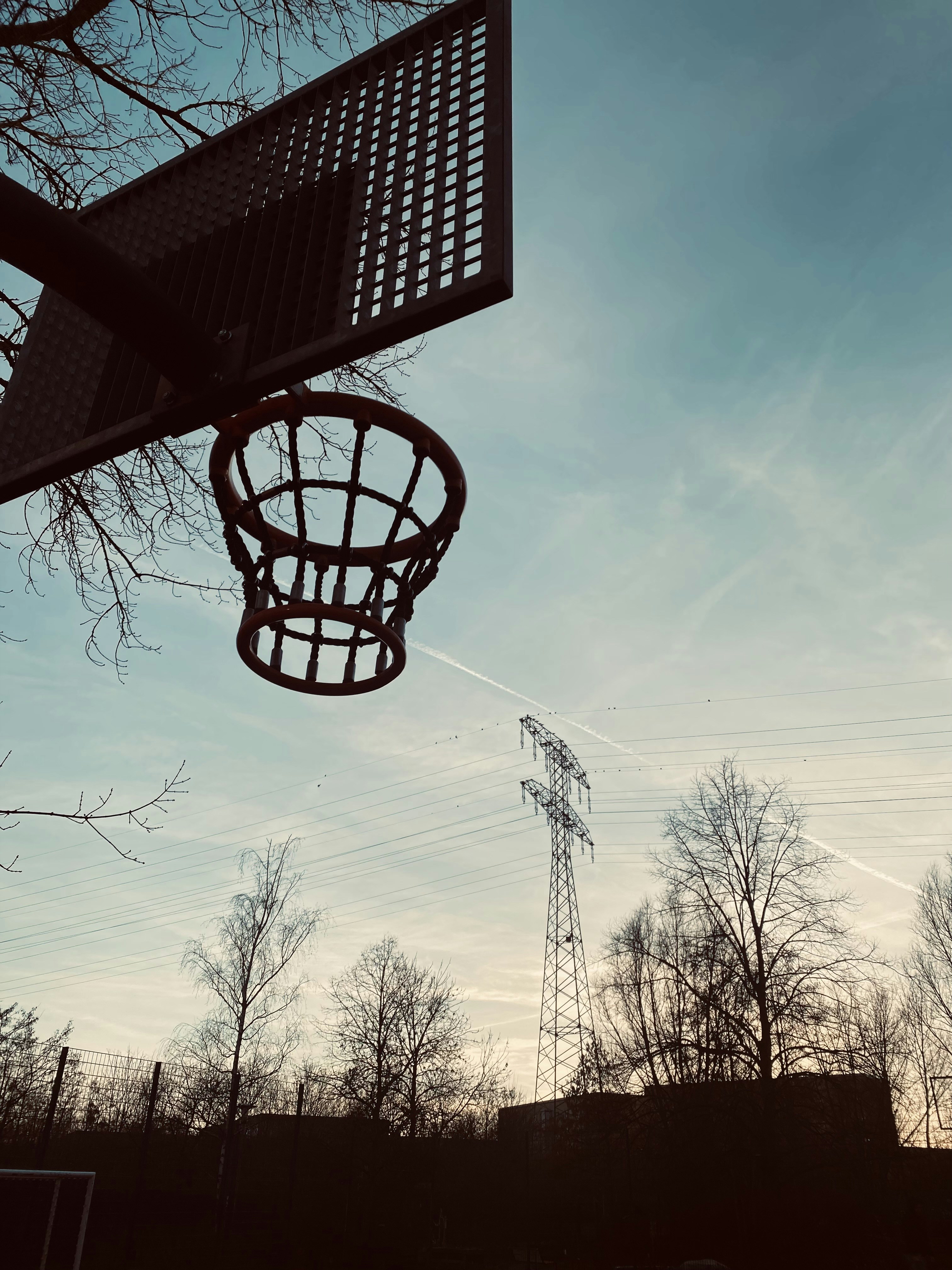 Un panier de basket-ball dans les airs avec un fond de ciel