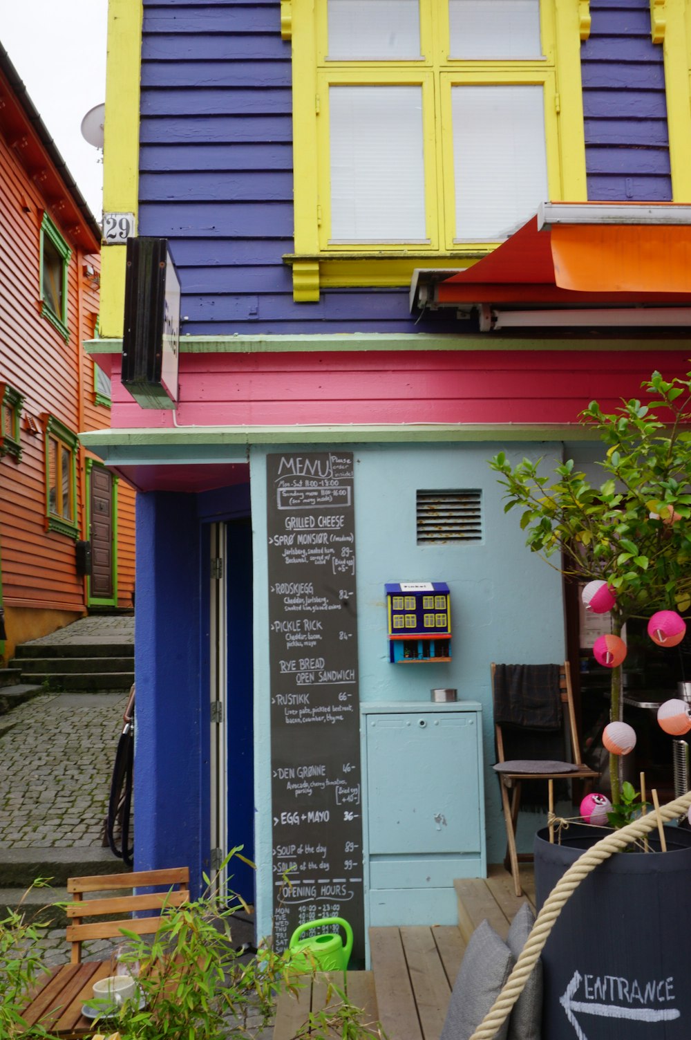 Ein buntes Haus mit einem Tafelmenü darauf geschrieben