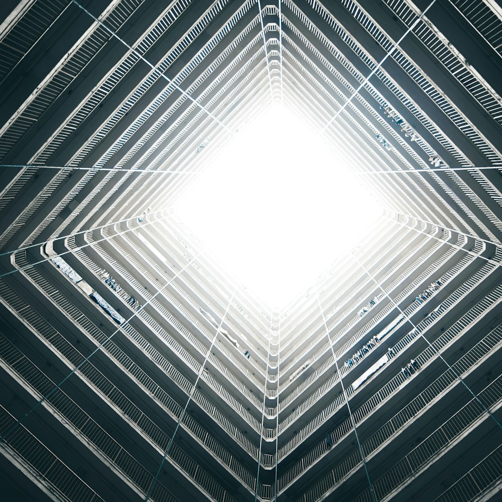 Un cuadrado blanco en medio de un edificio