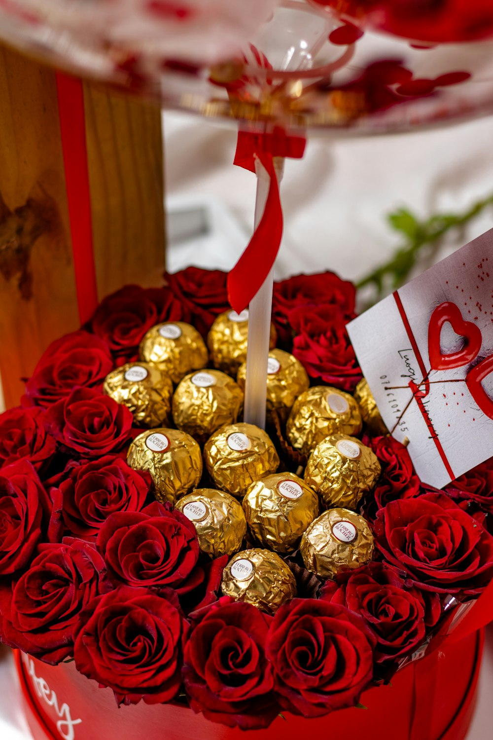 チョコレートとバラが入ったハート型の箱