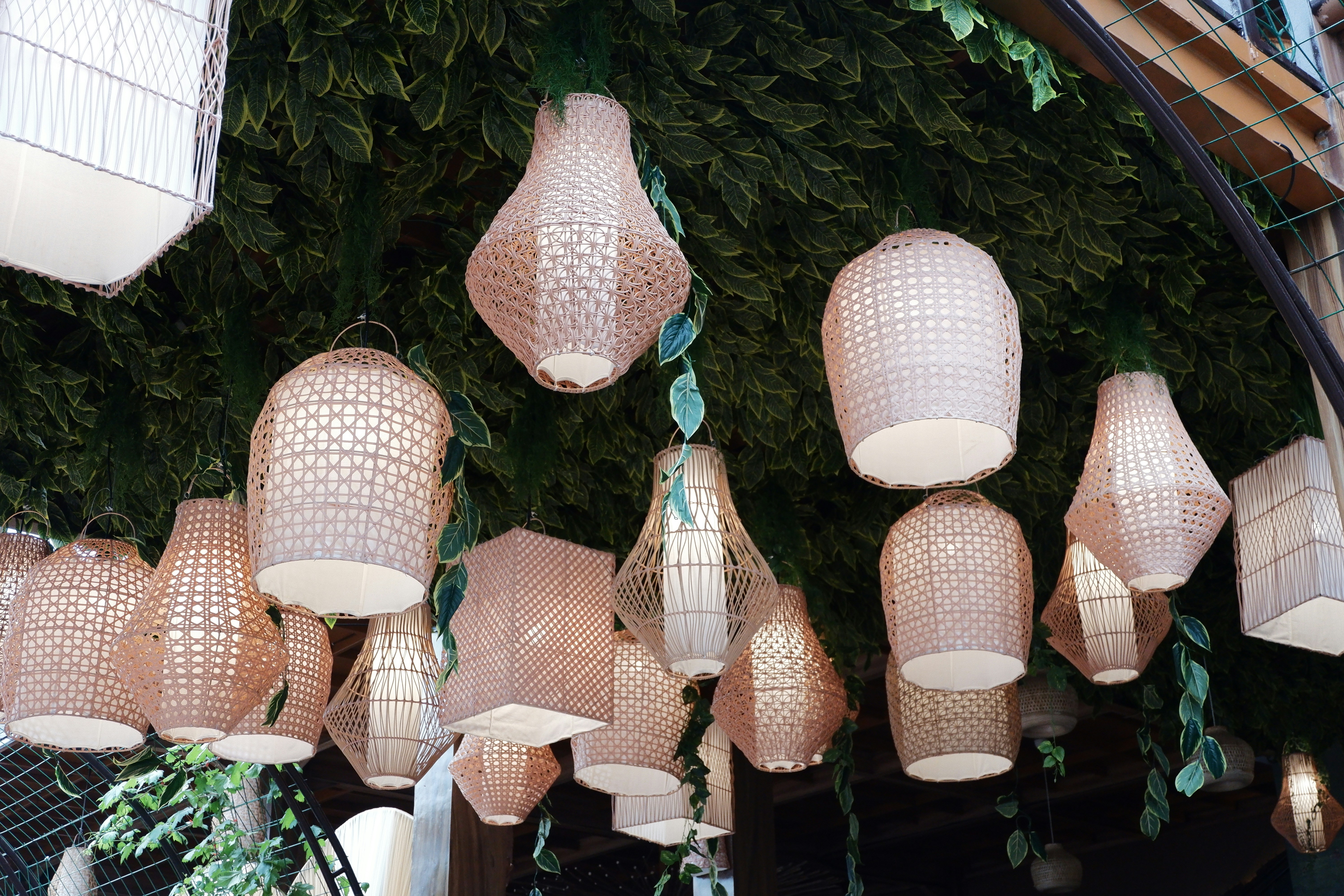 a bunch of lamps hanging from a ceiling
