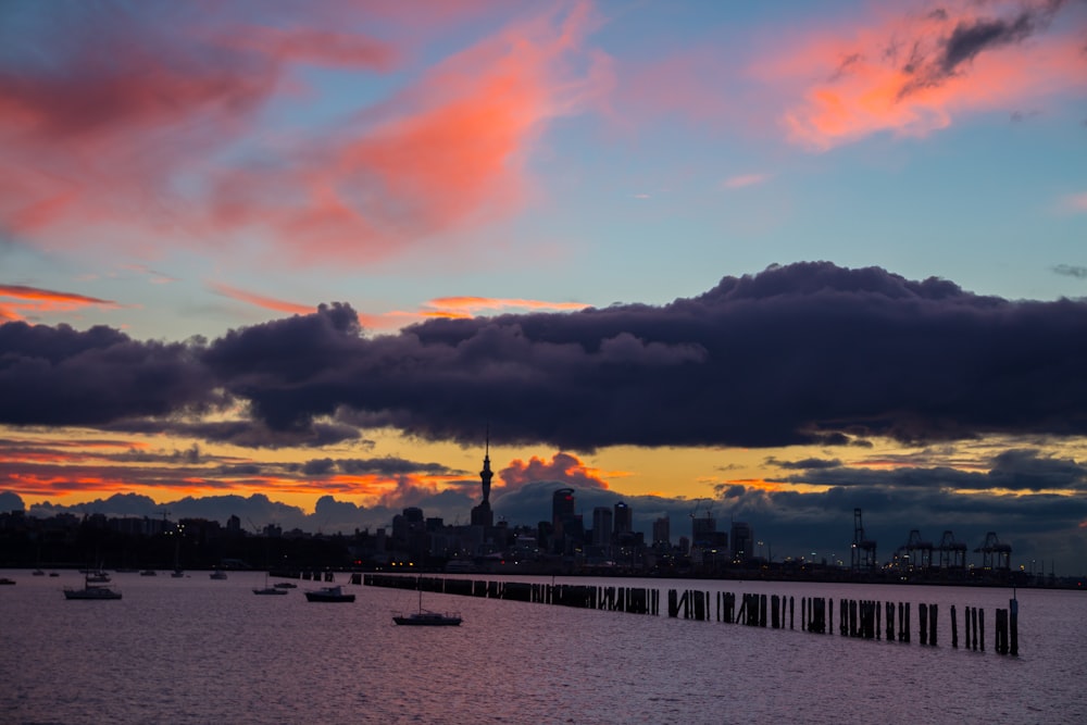 Ein Sonnenuntergang mit Blick auf eine Stadt und ein Gewässer