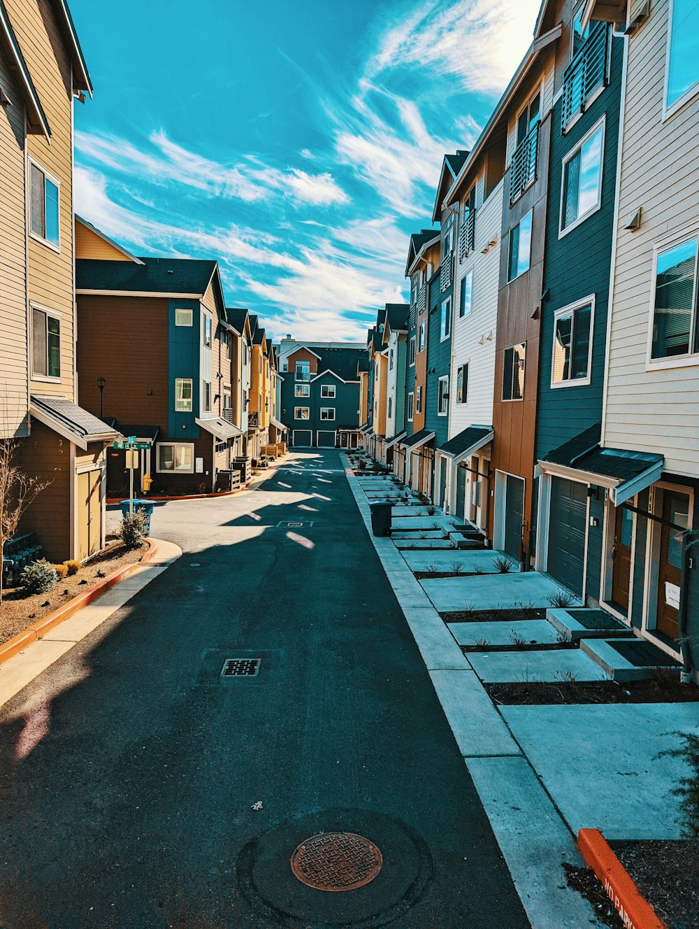 uma rua alinhada com casas em fila sob um céu azul