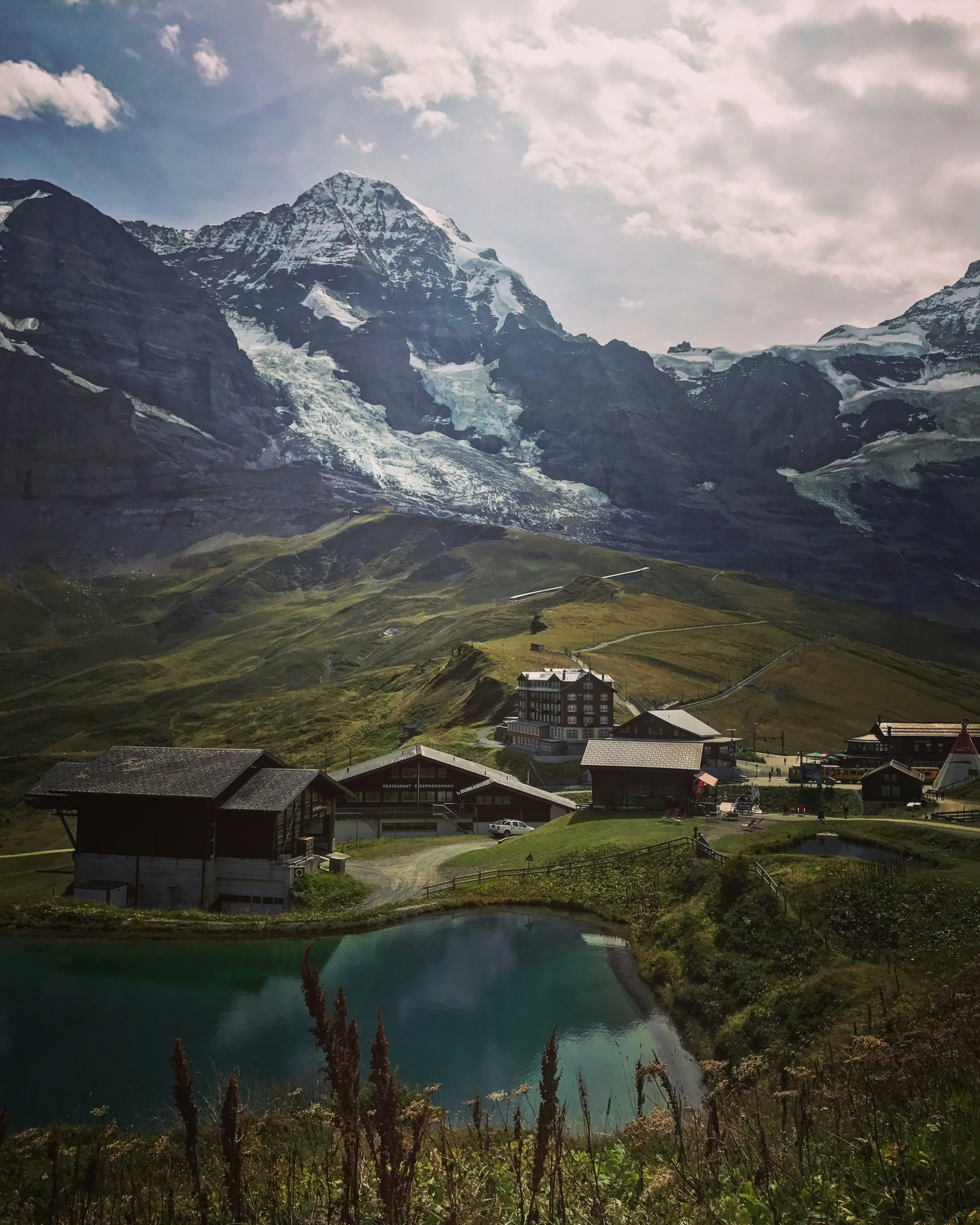 Ein malerischer Blick auf eine Bergkette mit einem See im Vordergrund