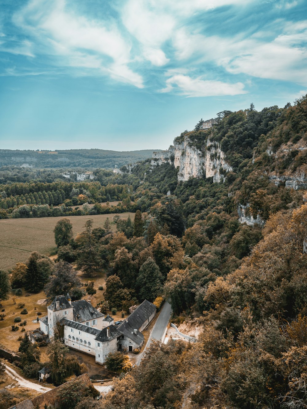 Una vista aerea di una casa nel mezzo di una foresta