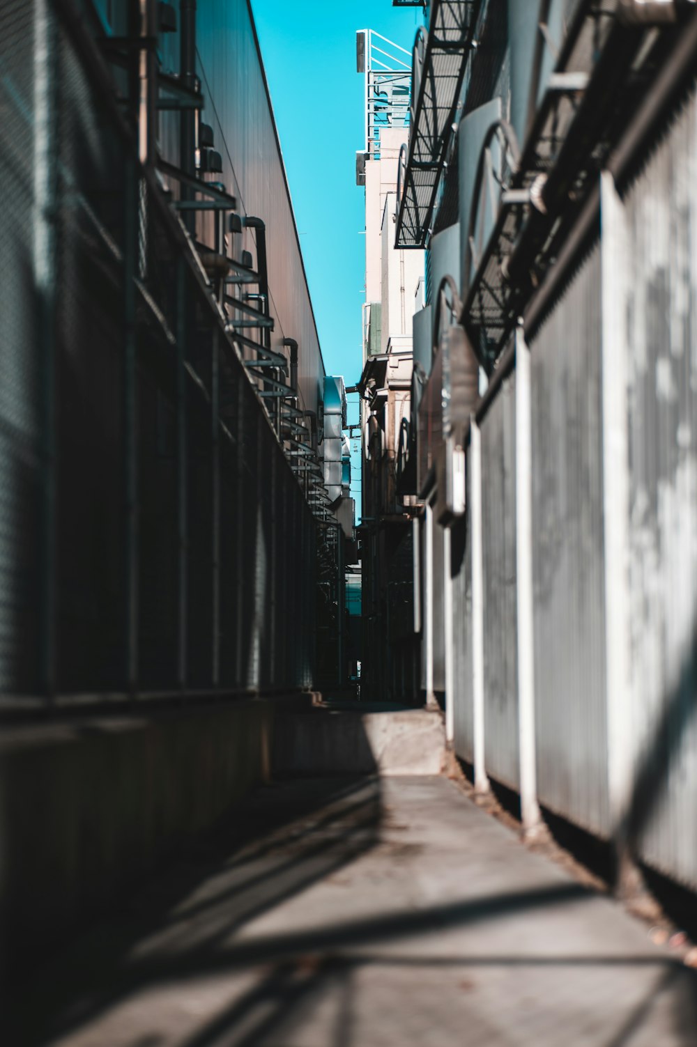 a narrow alley way with a building in the background