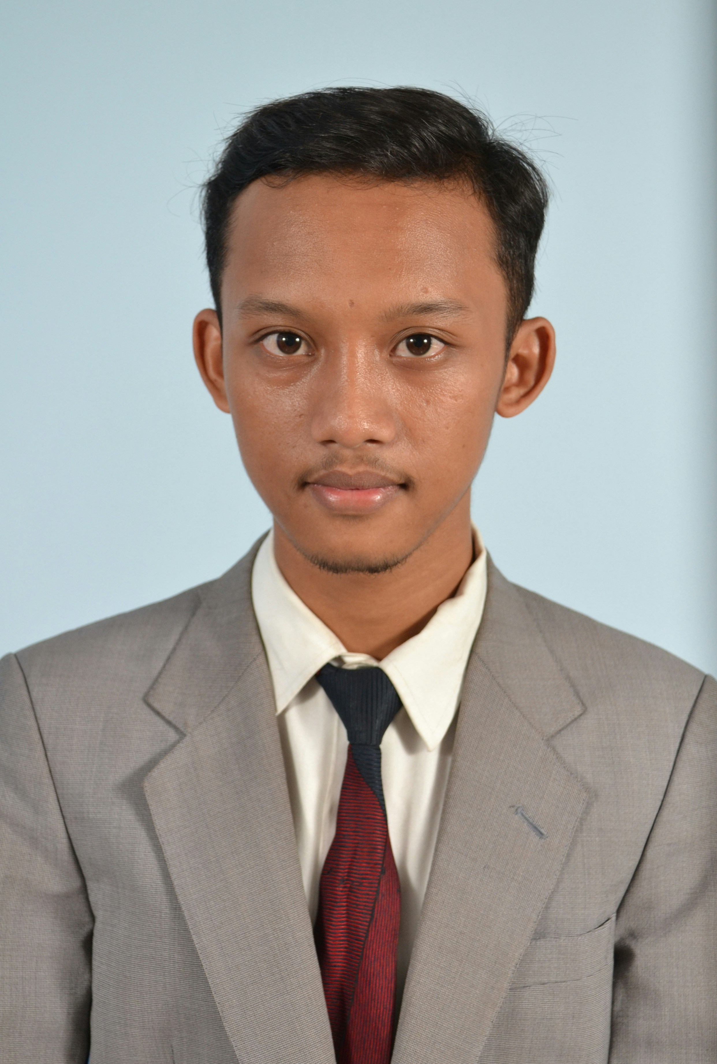 a man in a suit and tie posing for a picture