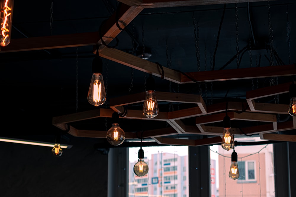 a bunch of light bulbs hanging from a ceiling