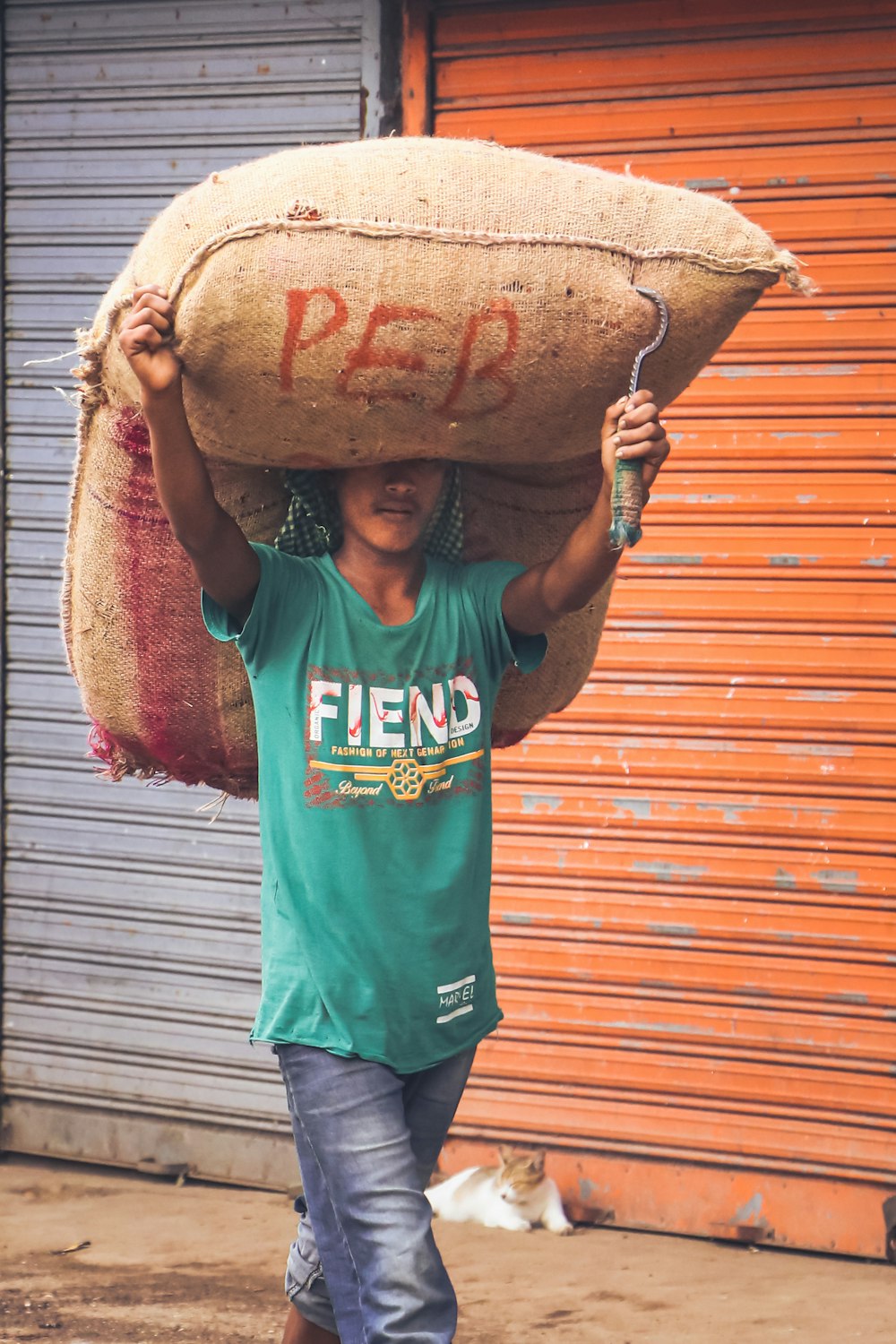 um homem carregando um grande saco na cabeça