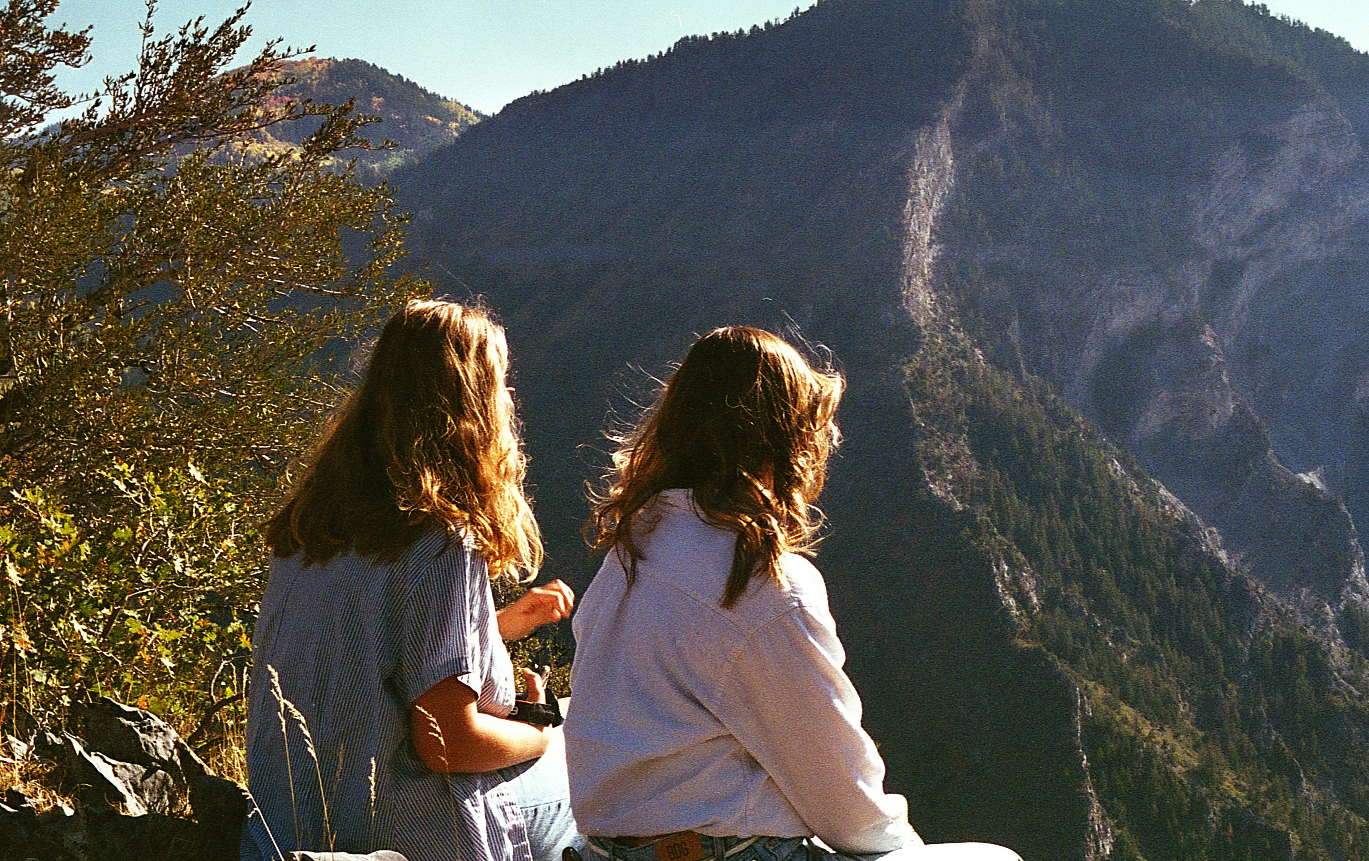 Photo libre de droit de Femme Randonnée En Montagne À Lheure