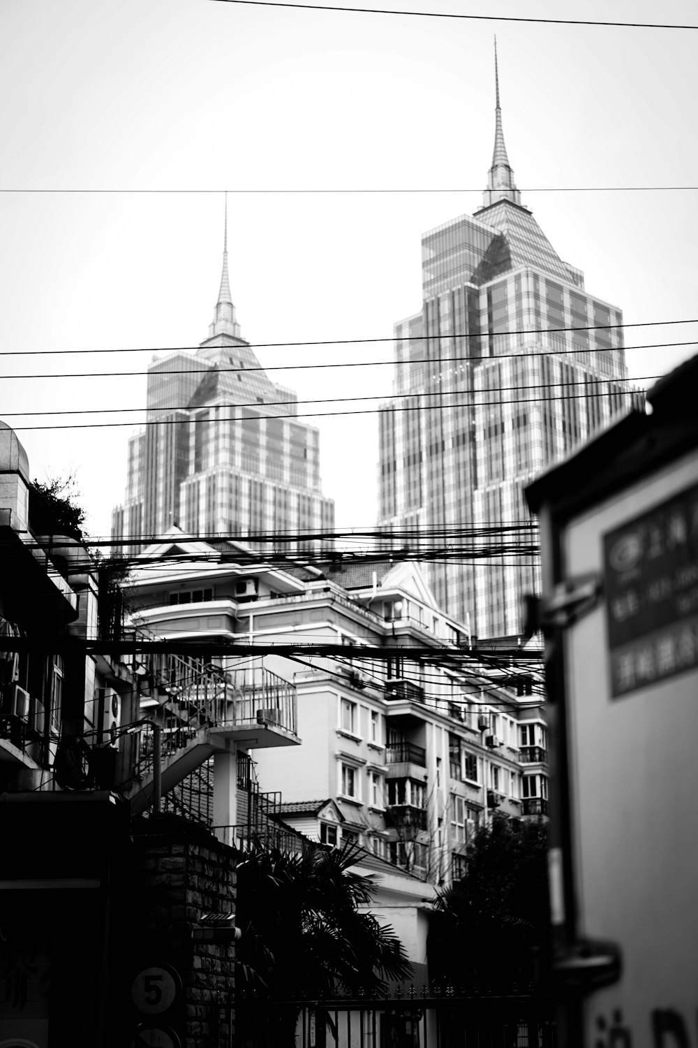 a black and white photo of some buildings